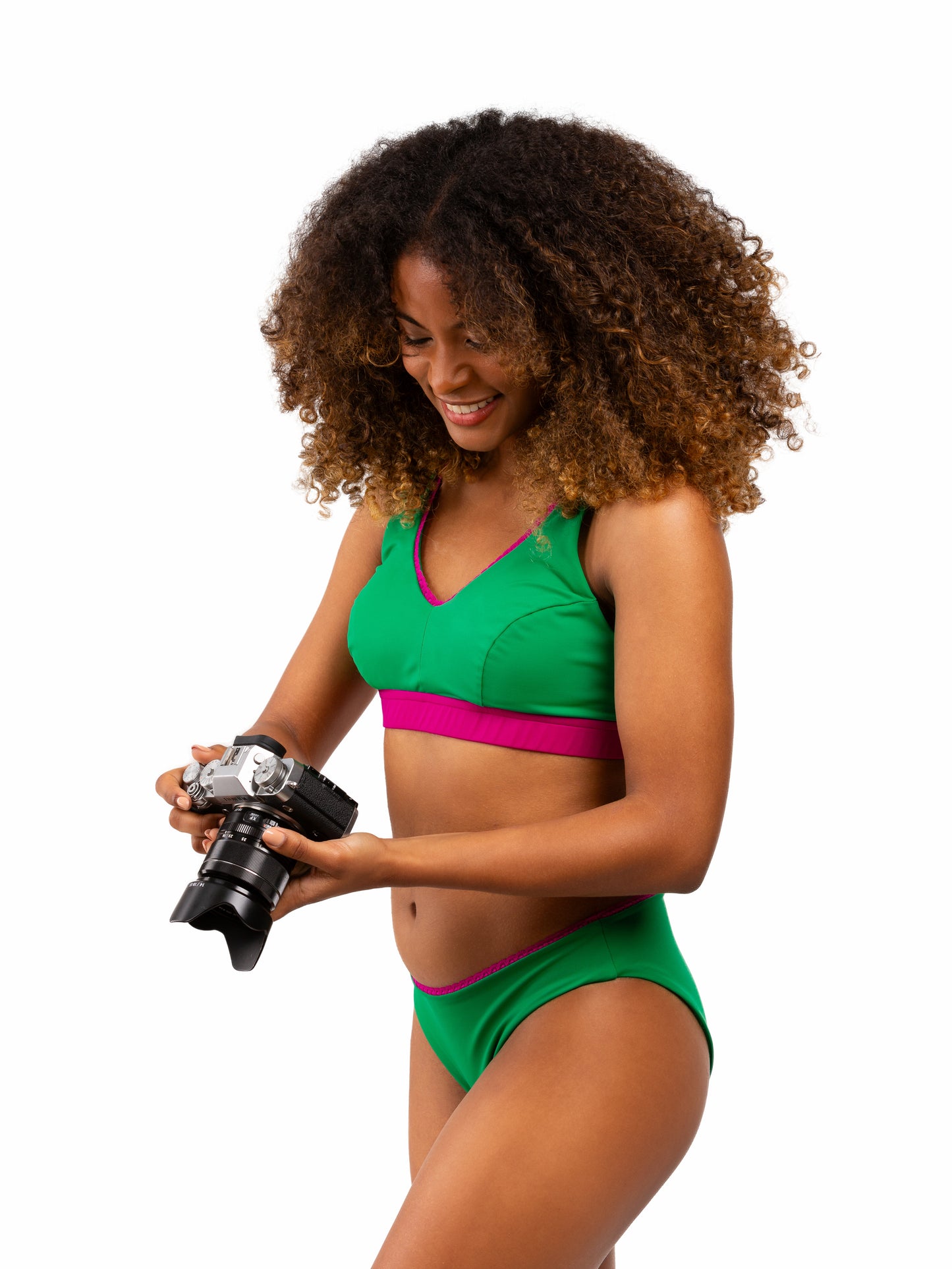 Prothese bikini in een groene kleur met meer bedekking van het decollete. De bikini heeft ook speels roze ruches. 